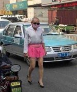 感人！ 80岁老人穿少女装走在大街